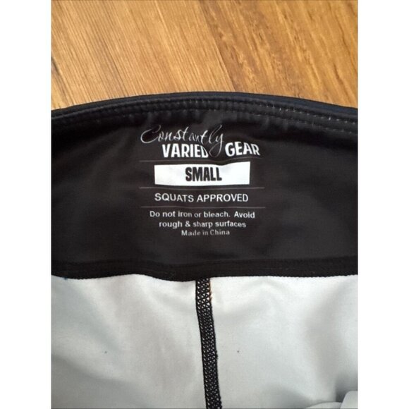 CVG Constantly Varied Gear Leggings Capri Length Grenade Guns Roses Print Size S - Picture 3 of 5